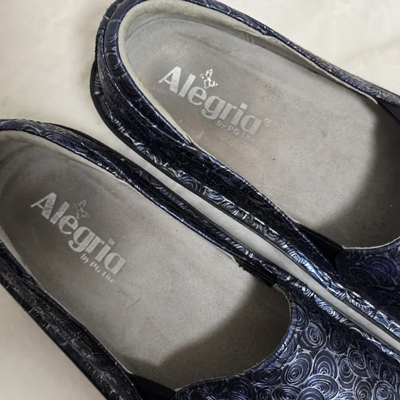 Stylish Women's Slip-On Shoes in Blue and Black - Picture 10 of 10